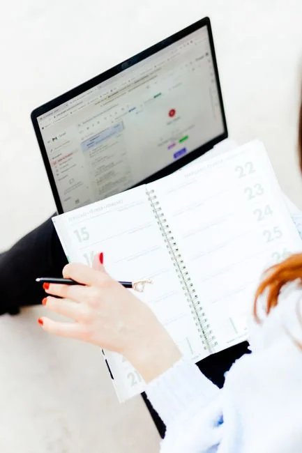 Trois femmes d’affaires travaillent ensemble autour de graphiques et d’un ordinateur portable dans un bureau moderne.